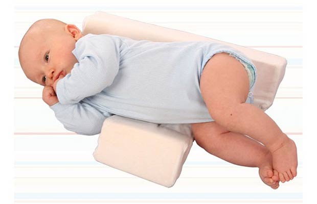 фиксация ребенка на подушке 