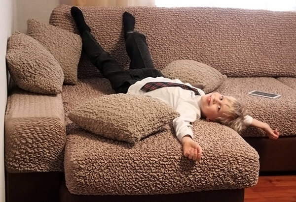 мальчик отдыхает на диване