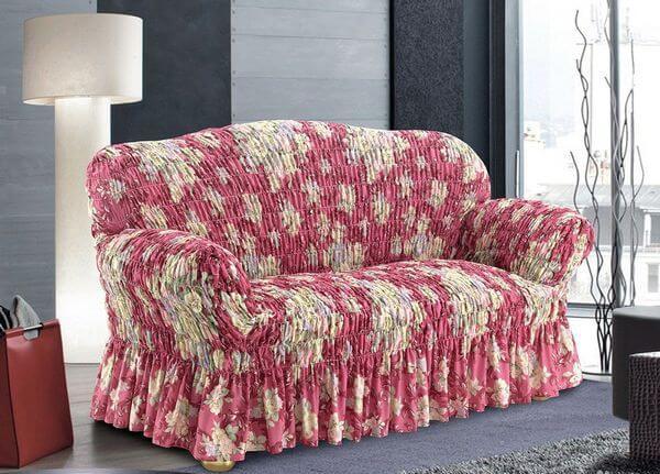 диван покрыт чехлом из эластичной ткани