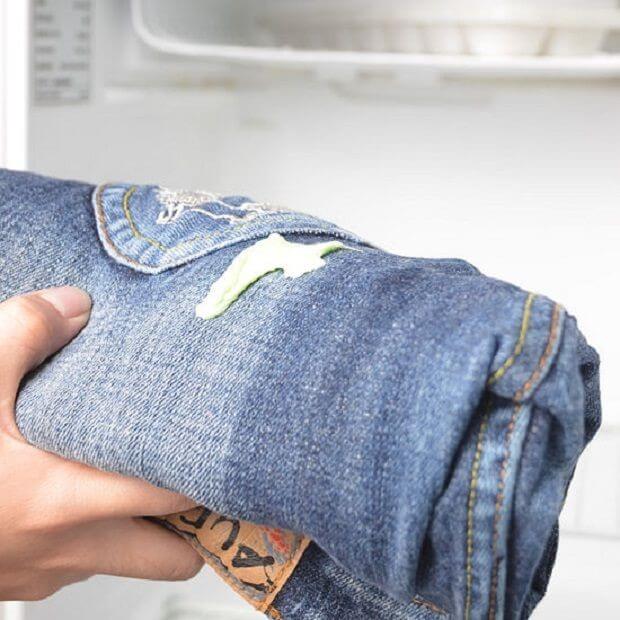 Как эффективно убрать жвачку с джинс