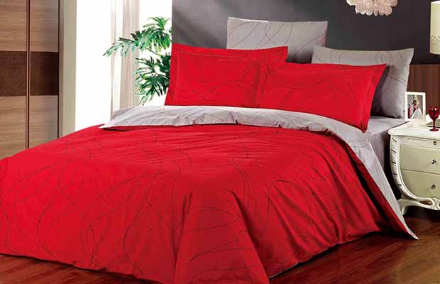 кровать с красным бельем 